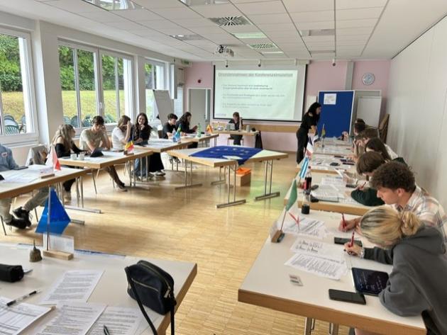 Die Gruppe sitzt und Tischen und bearbeitet Unterlagen. (c) Bernd Schumacher Die Gruppe sitzt und Tischen und bearbeitet Unterlagen.