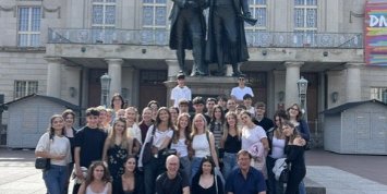 Die Gruppe posiert vor dem Goethe- und Schillerdenkmal in Weimar. (c) Bernd Schumacher Die Gruppe posiert vor dem Goethe- und Schillerdenkmal in Weimar.