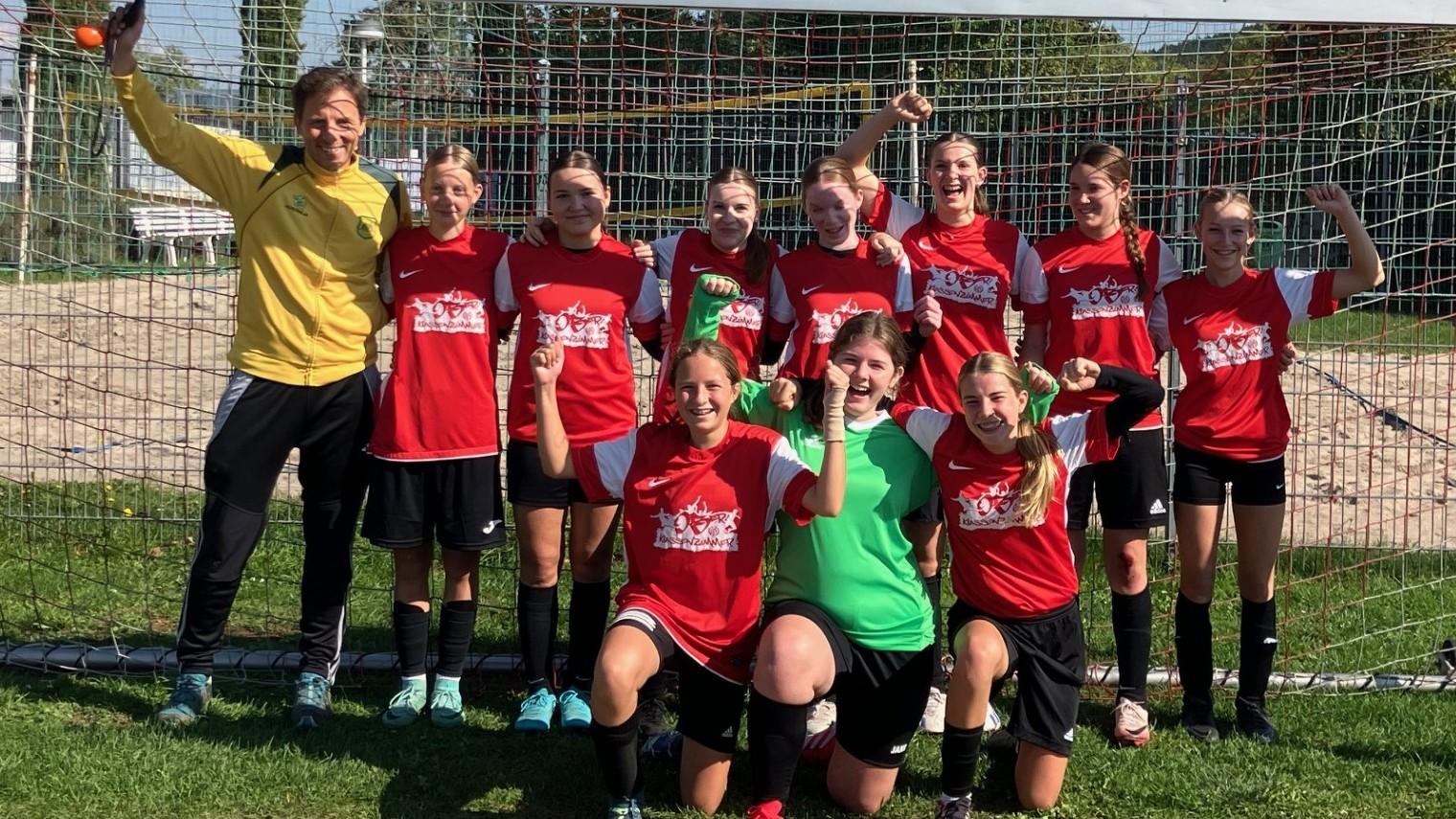 Die Schülerinnen jubeln vor einem Tor.