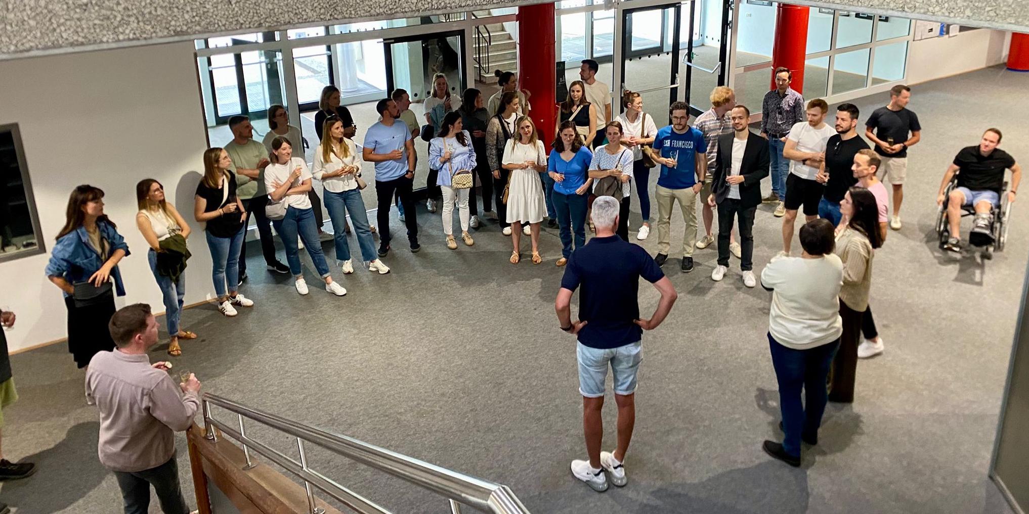 Blick in die Runde der Ehemaligen, die sich im Foyer versammelt haben. (c) Niclas Ruppert Blick in die Runde der Ehemaligen, die sich im Foyer versammelt haben.