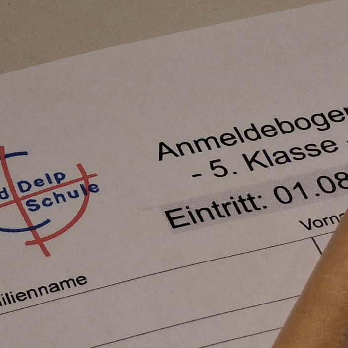 Kopf des Anmeldebogens mit Schullogo und Stift (c) Frank Klemm Kopf des Anmeldebogens mit Schullogo und Stift