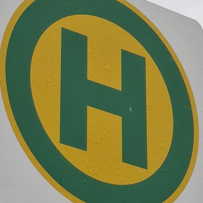 Bushaltestellensymbol: grüner Buchstabe H in grünem Kreis auf gelben Grund (c) Frank Klemm Bushaltestellensymbol: grüner Buchstabe H in grünem Kreis auf gelben Grund