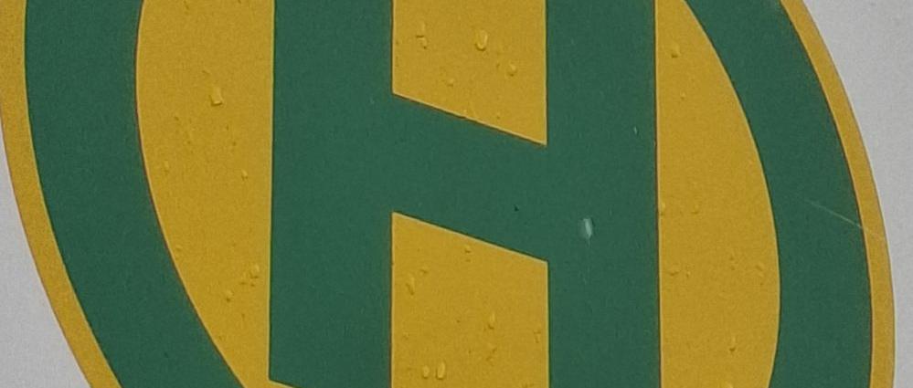 Bushaltestellensymbol: grüner Buchstabe H in grünem Kreis auf gelben Grund (c) Frank Klemm Bushaltestellensymbol: grüner Buchstabe H in grünem Kreis auf gelben Grund